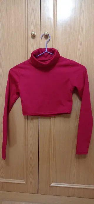 Top corto cuello alto burdeos