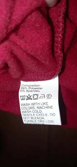 Top corto cuello alto burdeos