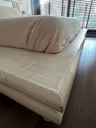 Cama doble de bambú y madera