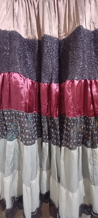 Falda larga bohemia multicapa