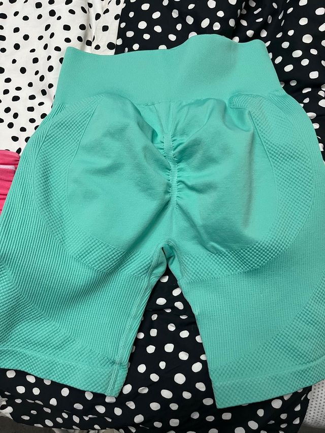 Leggings cortos color verde azulado y rosa fucsia