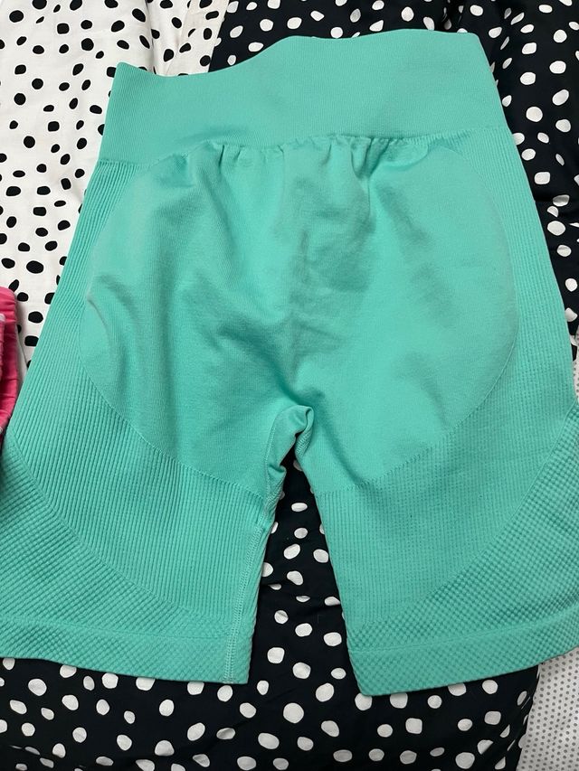 Leggings cortos color verde azulado y rosa fucsia