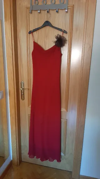 Vestido fiesta y chal rojo tirantes