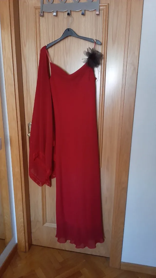 Vestido fiesta y chal rojo tirantes