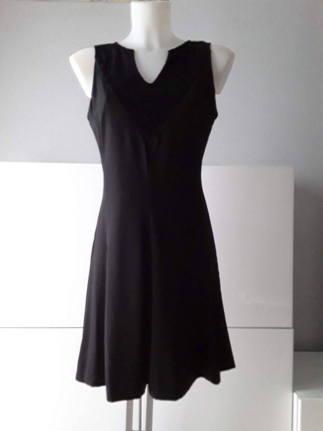 Vestido evasé cuello V de encaje. Merletti. T. 40
