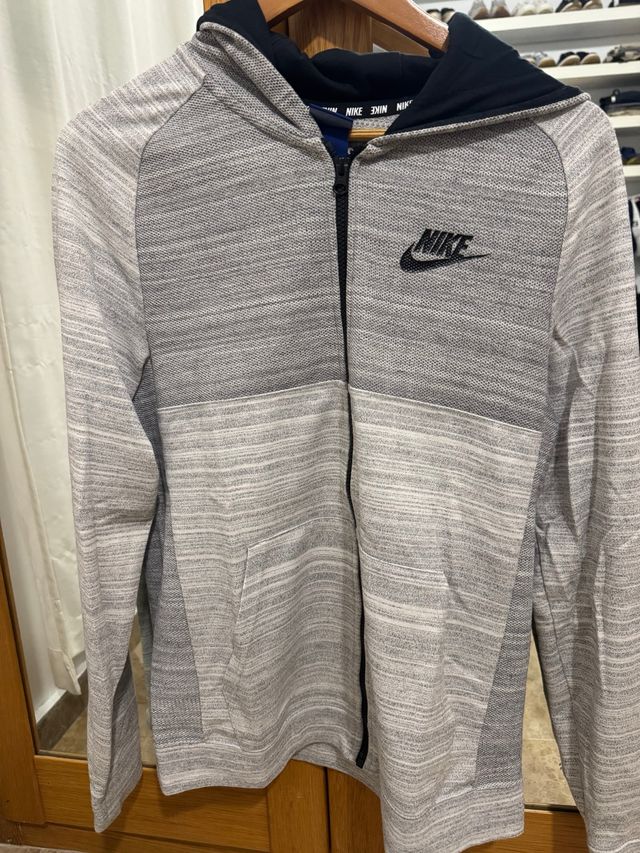 Sudadera Nike gris y blanca