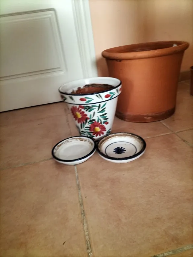 Maceta de arcilla y otra de porcelana