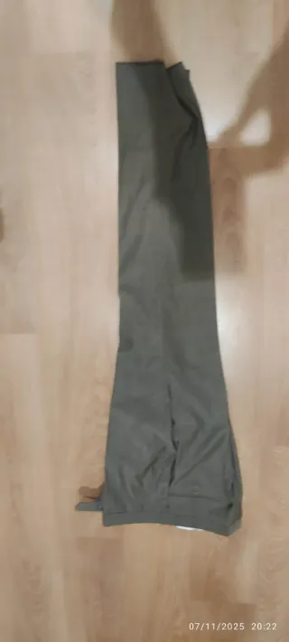 Traje Óscar Vargas verde oliva