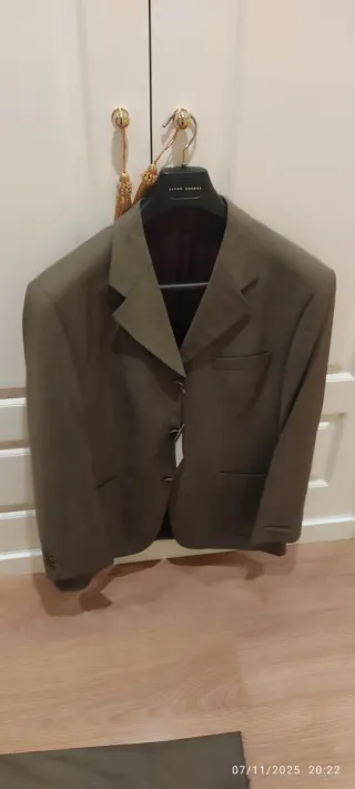 Traje Óscar Vargas verde oliva