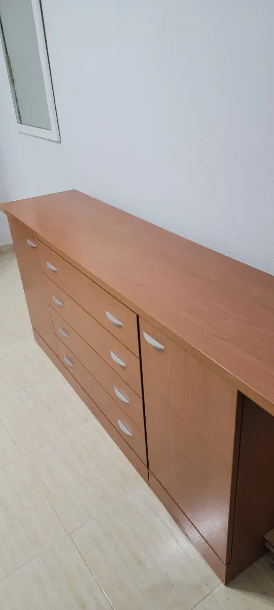 Cómoda de salón de madera