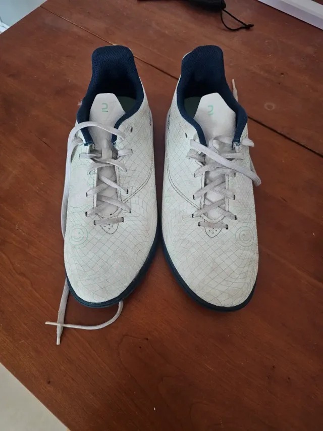 Botas de fútbol pista marca Kipsta, blancas y azul