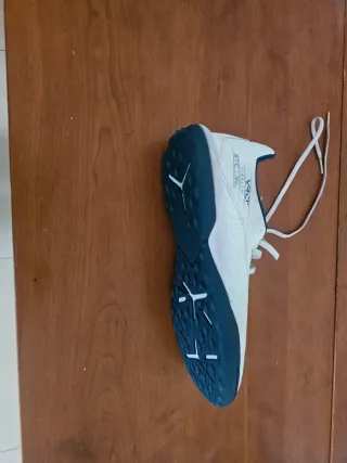 Botas de fútbol pista marca Kipsta, blancas y azul