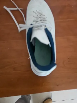 Botas de fútbol pista marca Kipsta, blancas y azul