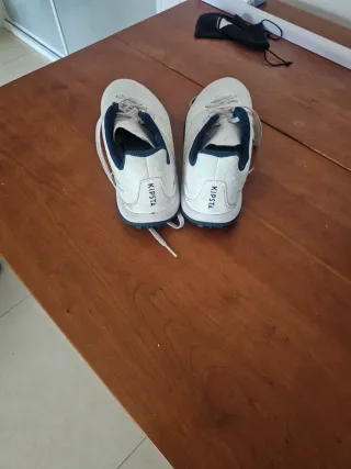 Botas de fútbol pista marca Kipsta, blancas y azul