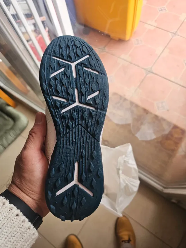 Botas de fútbol pista marca Kipsta, blancas y azul