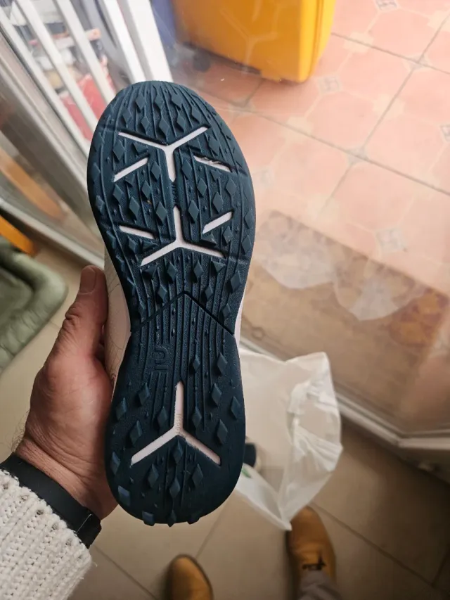 Botas de fútbol pista marca Kipsta, blancas y azul