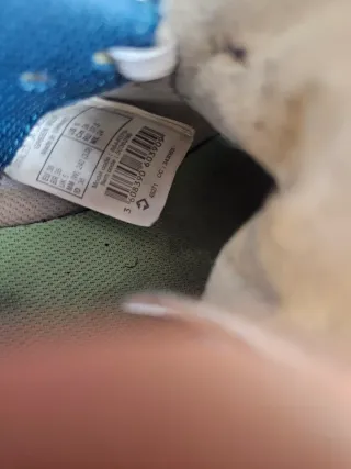 Botas de fútbol pista marca Kipsta, blancas y azul