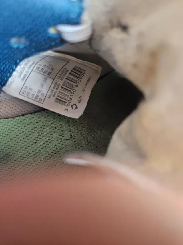 Botas de fútbol pista marca Kipsta, blancas y azul