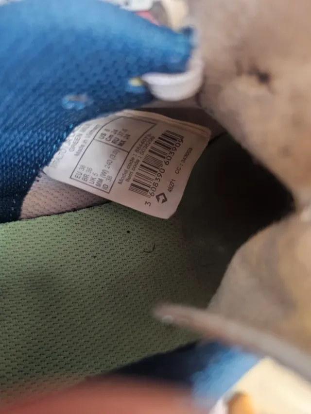 Botas de fútbol pista marca Kipsta, blancas y azul