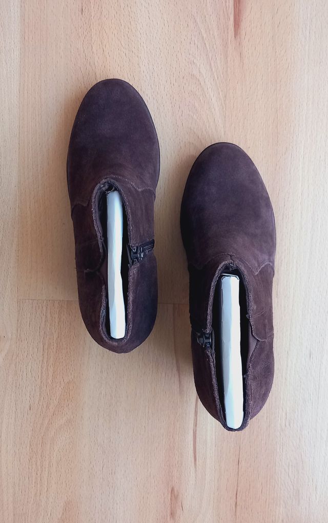 Botines de tacón ante marrón chocolate Clarks