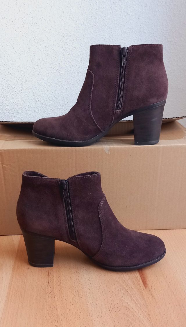 Botines de tacón ante marrón chocolate Clarks