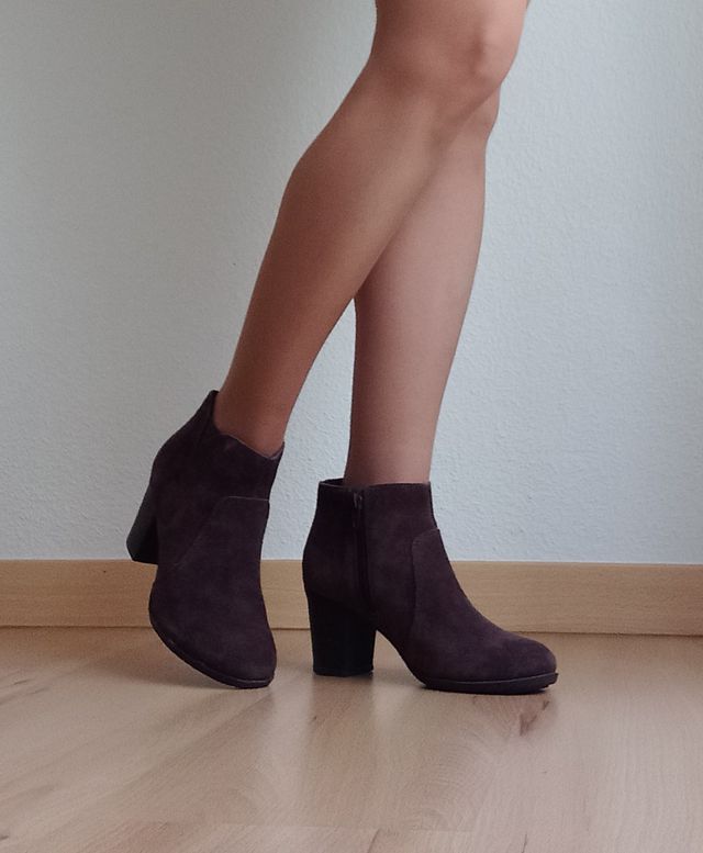 Botines de tacón ante marrón chocolate Clarks