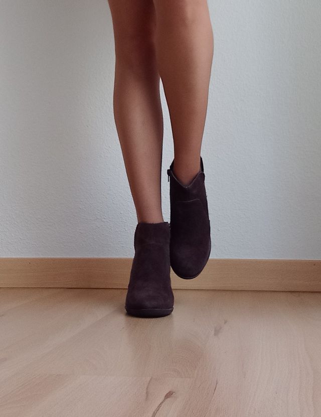 Botines de tacón ante marrón chocolate Clarks