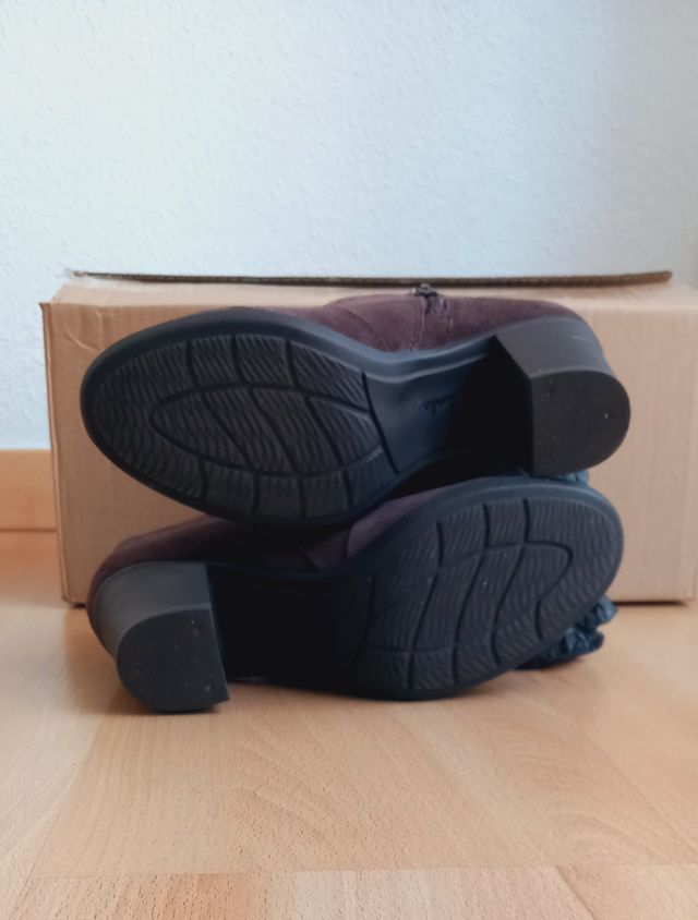 Botines de tacón ante marrón chocolate Clarks