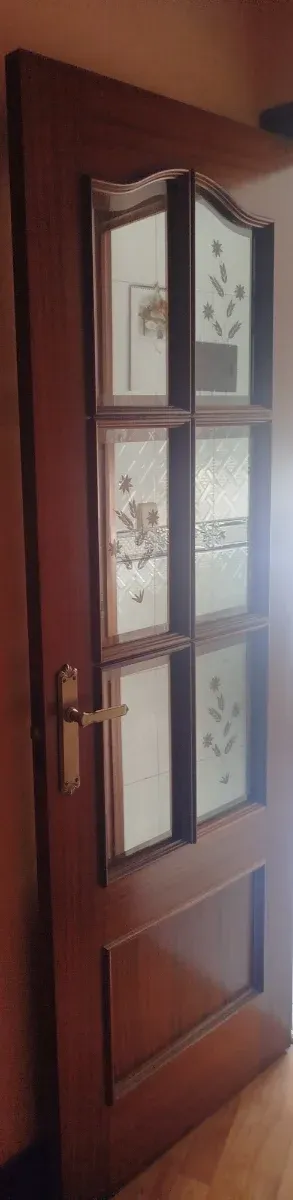 Puerta madera con cristal decorado