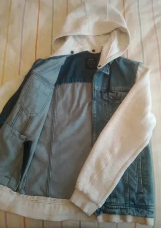 Cazadora vaquera con capucha y mangas algodón