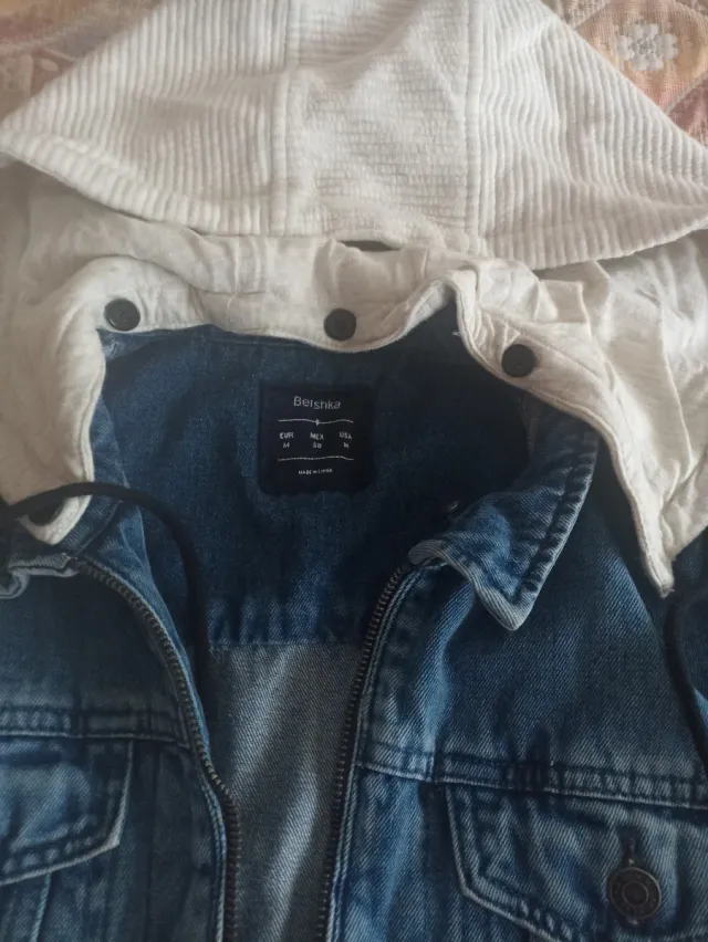 Cazadora vaquera con capucha y mangas algodón