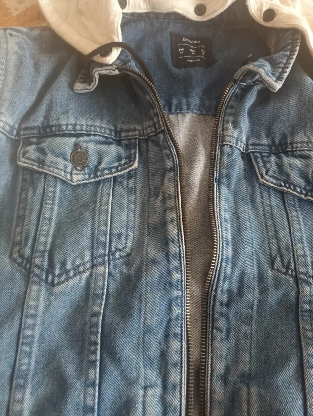 Cazadora vaquera con capucha y mangas algodón