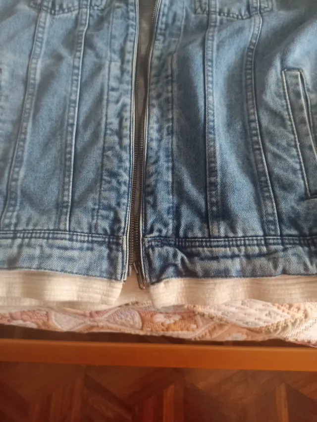 Cazadora vaquera con capucha y mangas algodón