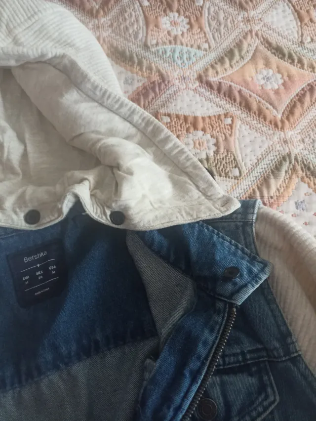 Cazadora vaquera con capucha y mangas algodón