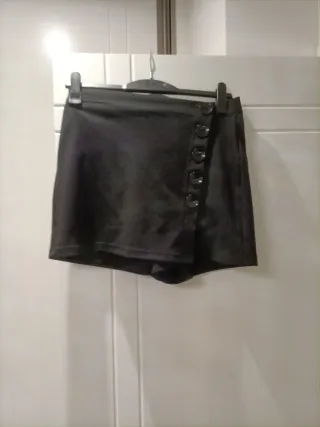 Minifalda pantalón negra botones