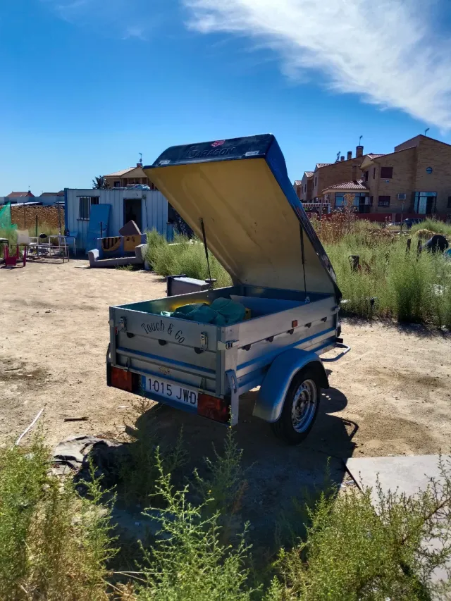 Remolque con tapa rígida