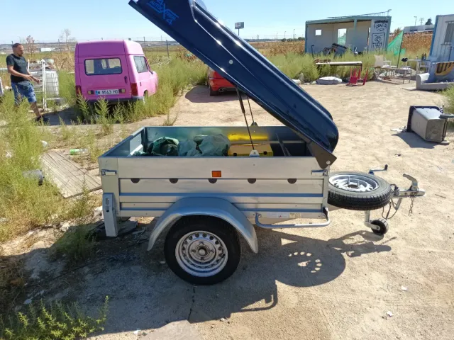 Remolque con tapa rígida