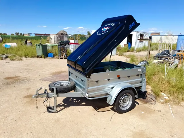 Remolque con tapa rígida