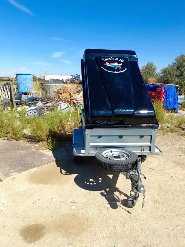 Remolque con tapa rígida