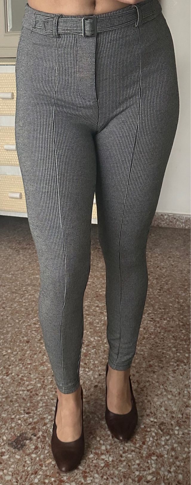 Pantalones grises y blancos de vestir