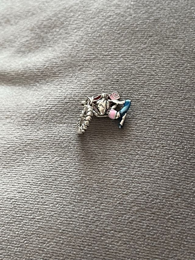 Charm Mujer Yoga Bañado en Plata. NUEVO