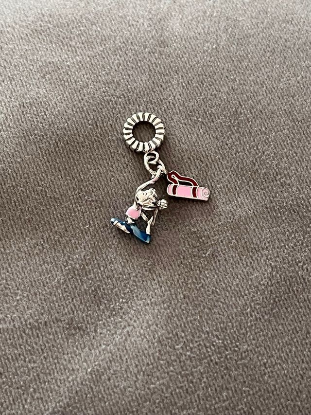 Charm Mujer Yoga Bañado en Plata. NUEVO