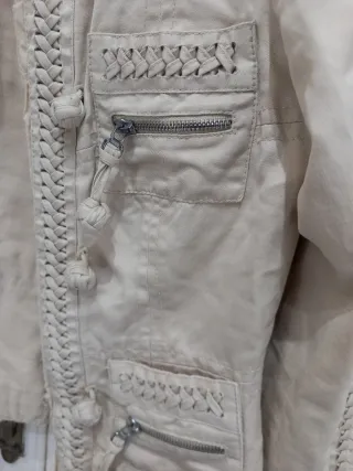 Giubbotto beige con dettagli