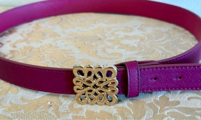 Cinturón rosa con hebilla dorada
