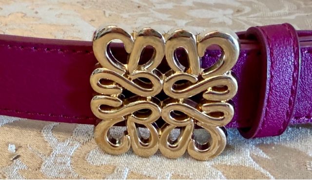 Cinturón rosa con hebilla dorada