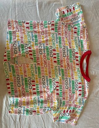 Camiseta multicolor con letras