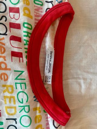 Camiseta multicolor con letras