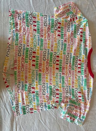 Camiseta multicolor con letras