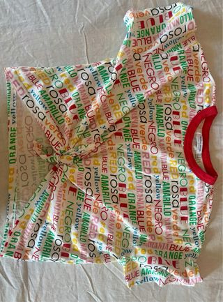 Camiseta multicolor con letras