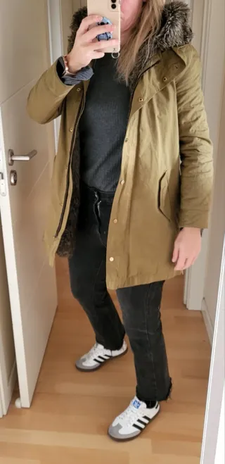 Parka Zara verde militar con capucha